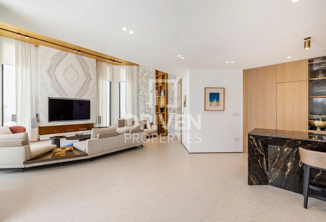 The pinnacle of class and luxury on frond M